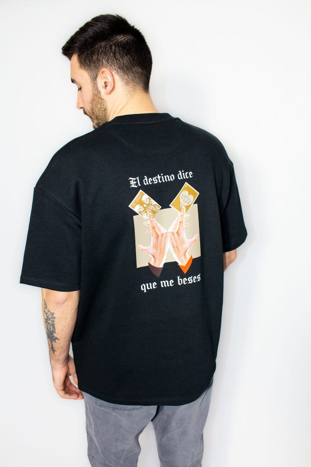 camiseta negra el destino dice que me beses masculina
