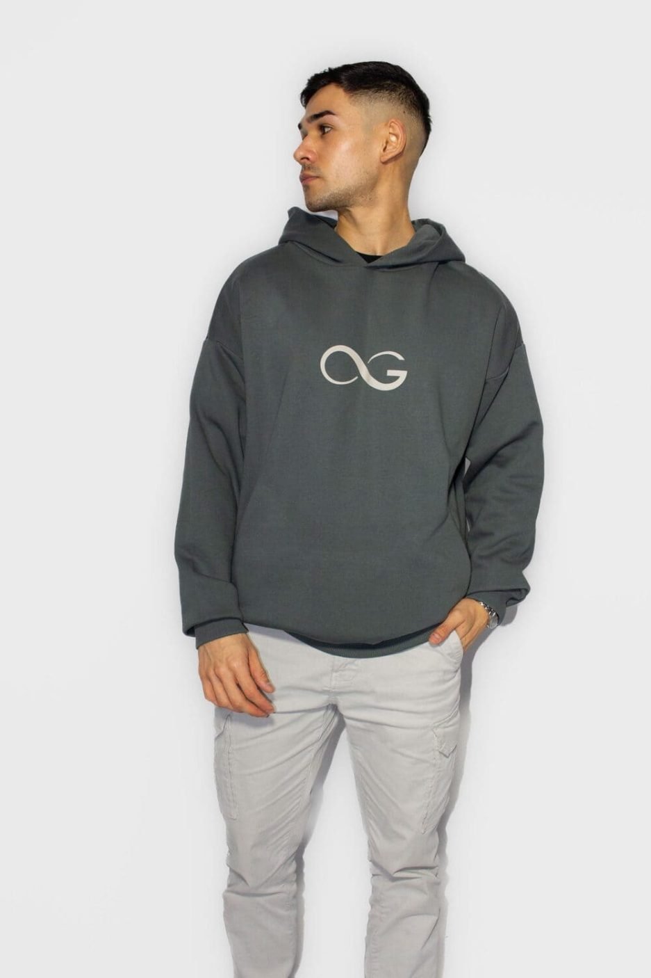 frontal sudadera gray masculina con logo carguai brand