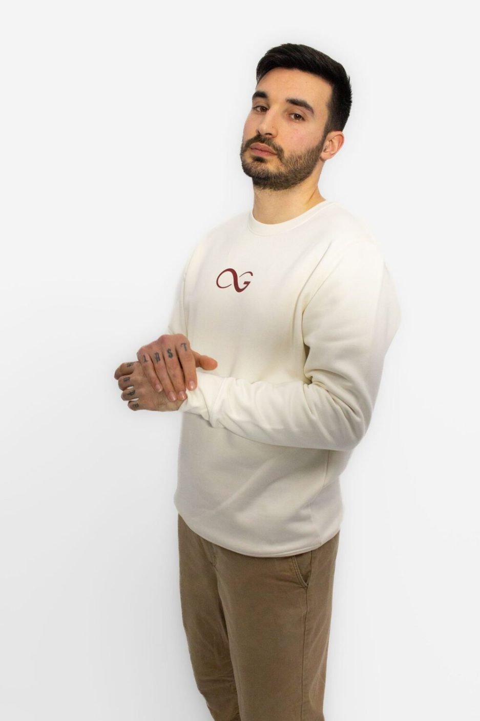 frontal sudadera ivory con logo carguai brand