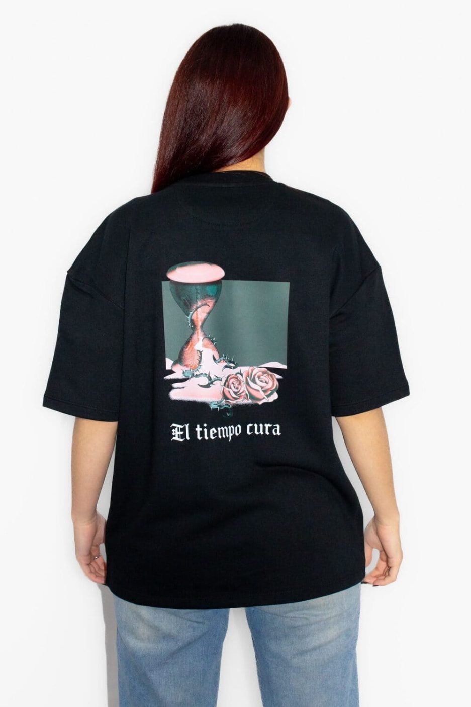 camiseta negra el tiempo cura femenina