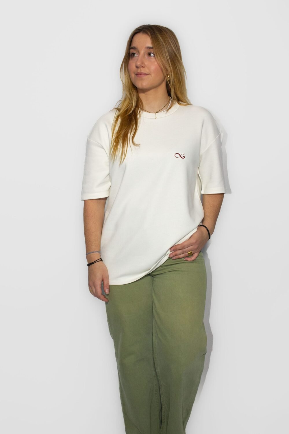 camiseta ivory carguai brand frontal femenina con logo
