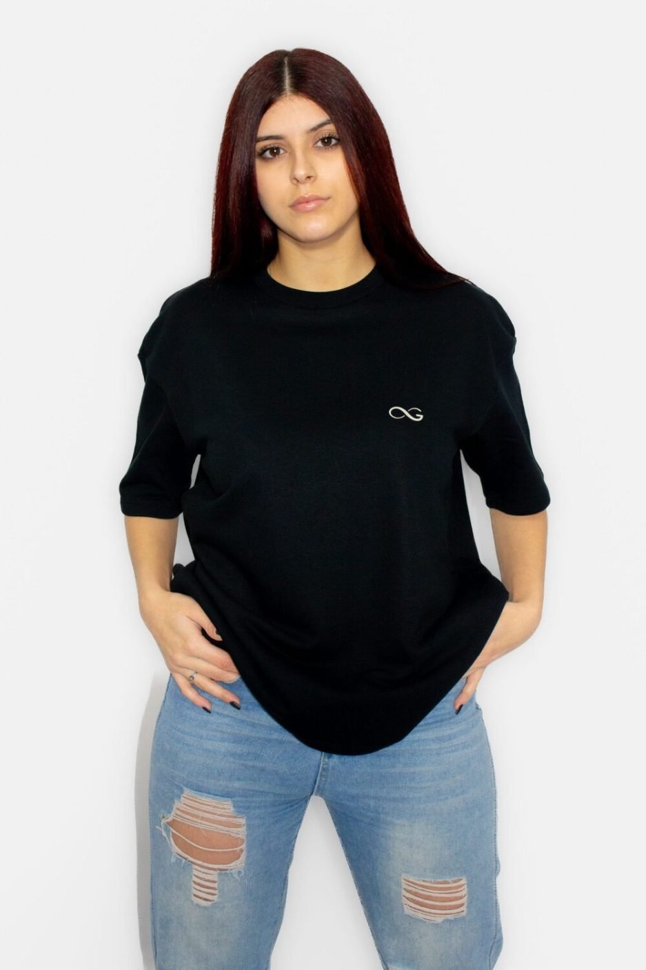 camiseta negra carguai brand frontal femenina con logo