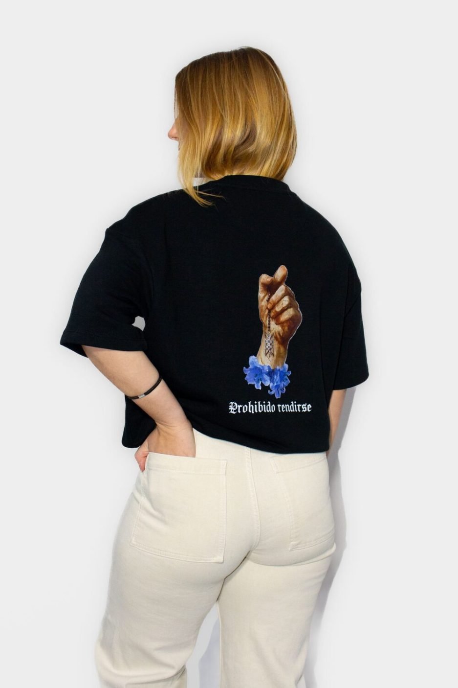 camiseta negra prohibido rendirse femenina
