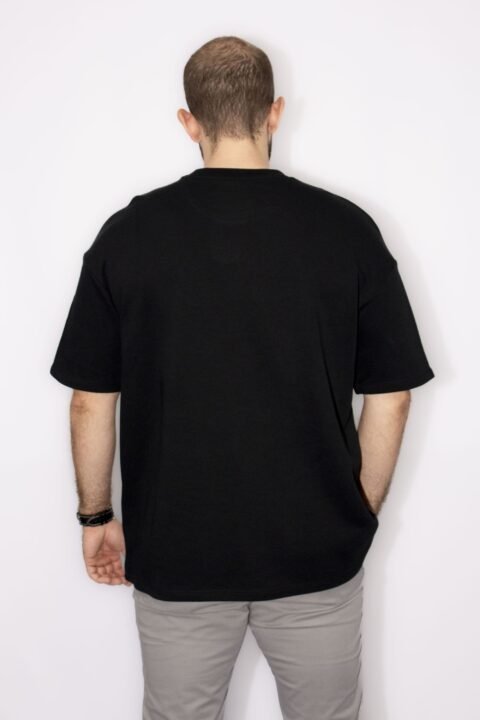 Camiseta carguai negra lisa por detrás y logo por delante